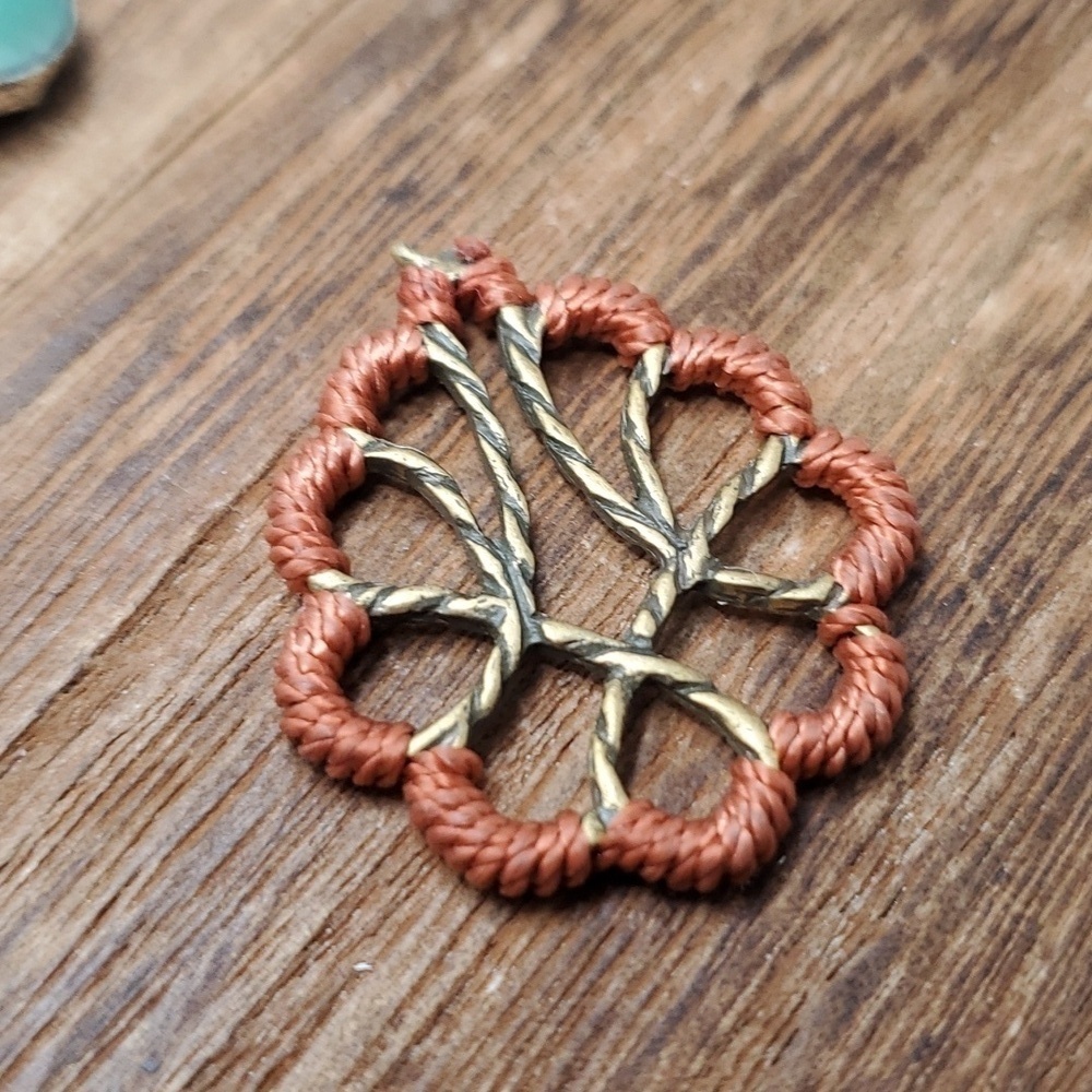 P204 lotus threaded pendant
